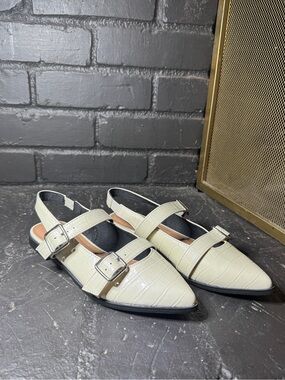 Old Navy Pointed Slingback Buckle Flats in Cream